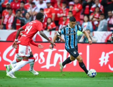 Jogadores de Grêmio e Inter em partida