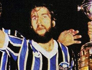 Hugo De León com o rosto sangrando pelo Grêmio