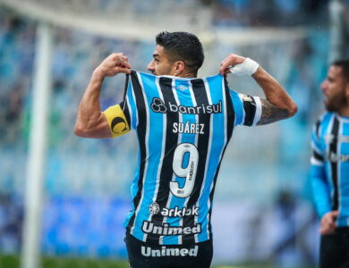 Luis Suárez com a camisa do Grêmio