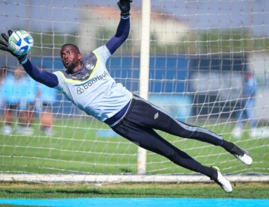 Caíque, goleiro do Grêmio em treino