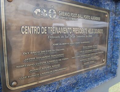 Placa de inauguração do CT do Grêmio