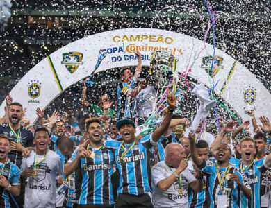 Elenco do Grêmio comemorando título da Copa do Brasil