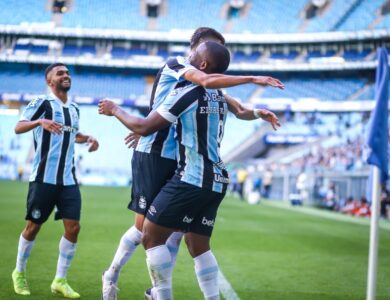 Elias comemorando com jogadores do Grêmio