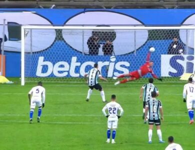 Felipe Alves defendendo pênalti contra o Grêmio