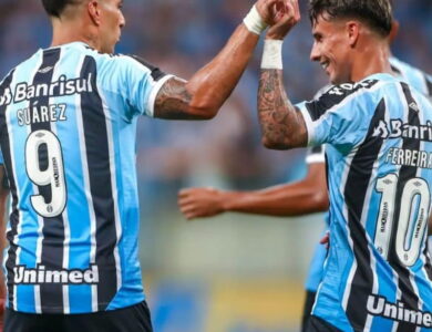 Suárez e Ferreira em jogo pelo Grêmio