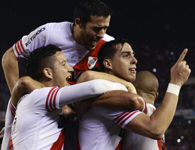 Funes Mori comemorando gol pelo River Plate com jogadores da equipe