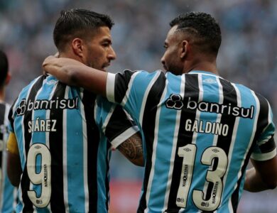 Galdino e Suárez em campo pelo Grêmio