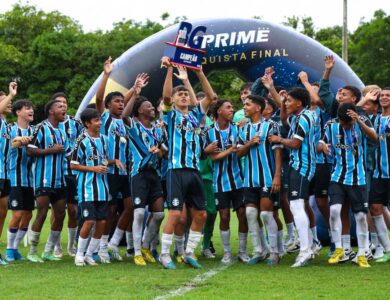 Equipe sub-15 do Grêmio comemorando título