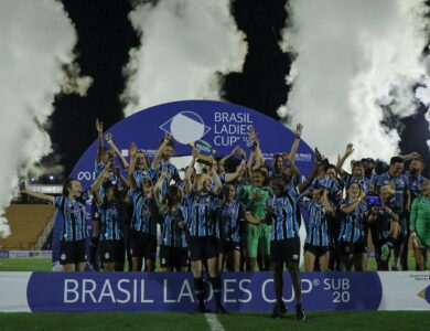 Equipe feminina do Grêmio comemorando título