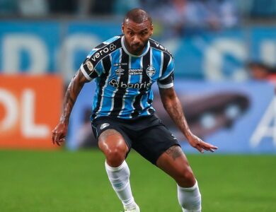 João Pedro Galvão com a camisa do Grêmio
