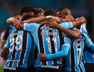 Jogadores do Grêmio abraçados