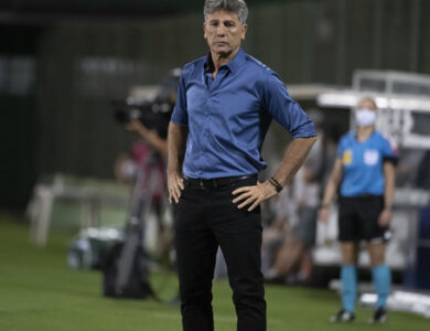 Renato Gaúcho observando jogo
