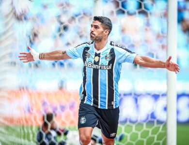 Luis Suárez com a camisa do Grêmio