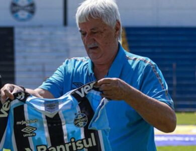 Yura segurando a camisa do Grêmio