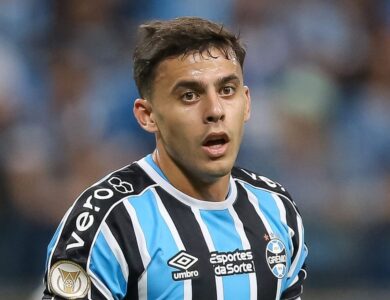 Carballo com a camisa do Grêmio