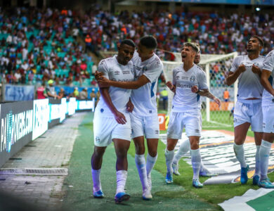 Jogadores do Grêmio em comemoração de gol de Cuiabano