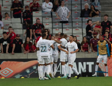 Jogadores do Grêmio comemorando gol de Cuiabano