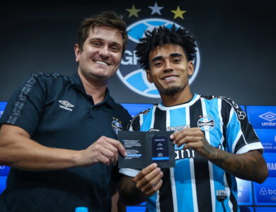 Du Queiroz em apresentação oficial pelo Grêmio