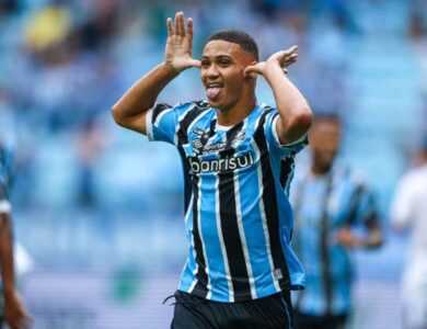Gustavo Nunes comemorando primeiro gol como profissional no Grêmio