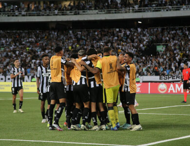 Jogadores do Botafogo comemorando gol pela Libertadores