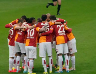 Jogadores do Galatasaray reunidos em campo