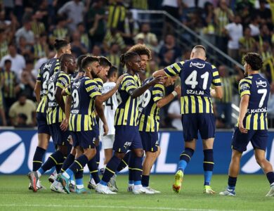 Jogadores do Fenerbahçe em campo