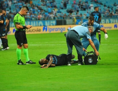Nathan Fernandes recebendo tratamento de médicos do Grêmio