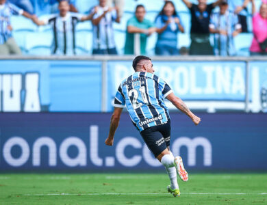 Pavón comemorando gol pelo Grêmio