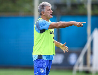Renato Gaúcho comandando treino do Grêmio