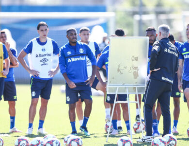 Tiago Nunes comandando treino do Grêmio