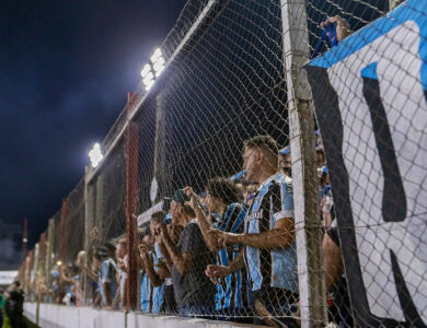 Torcedores do Grêmio assistindo à final da Recopa