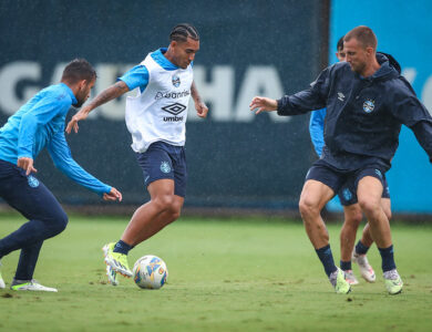 Jogadores do Grêmio durante treino