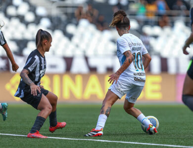 Jogadoras de Grêmio e Botafogo durante Brasileirão feminino