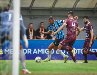 Jogadores de Grêmio e Caxias durante semifinal do Gauchão