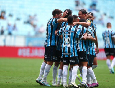Jogadores do Grêmio comemorando gol pelo Gauchão 2024