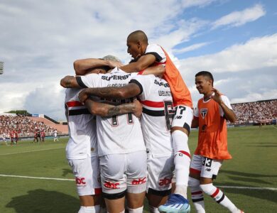 Jogadores do São Paulo comemorando gol de Ferreira, ex-Grêmio