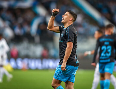 Suárez em campo durante jogo entre Grêmio x Cruzeiro
