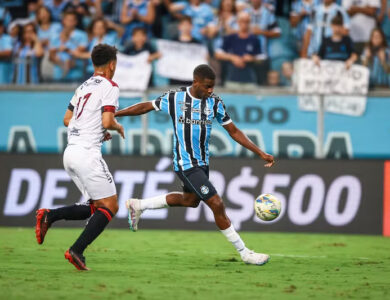 Wesley costa em campo pelo Grêmio contra o Brasil de Pelotas