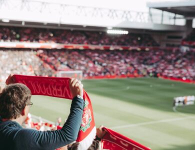 É possível fazer um tour pelo estádio do Liverpool?